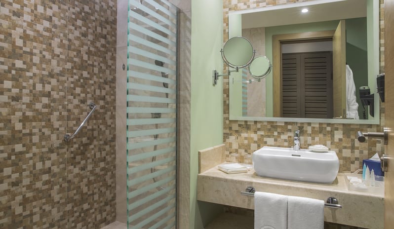 middle-east-holidays-ras-al-khaimah-the-cove-rotana-resort-pool-view-room-bathroom